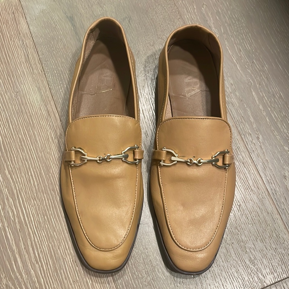 Beige loafer